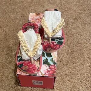 New NIB Dolce & Gabbana Havaianas Floral Size 6